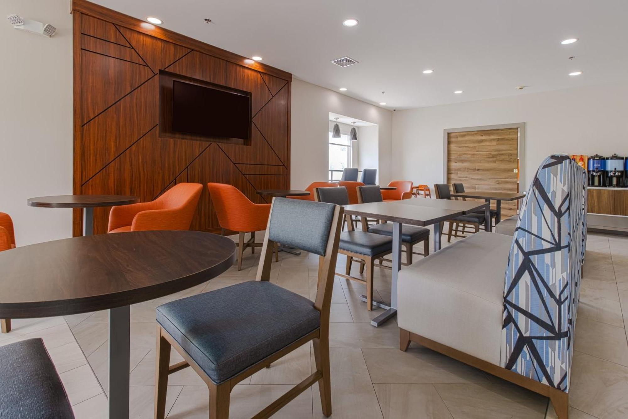 Holiday Inn Express Hartford-Newington By Ihg Экстерьер фото