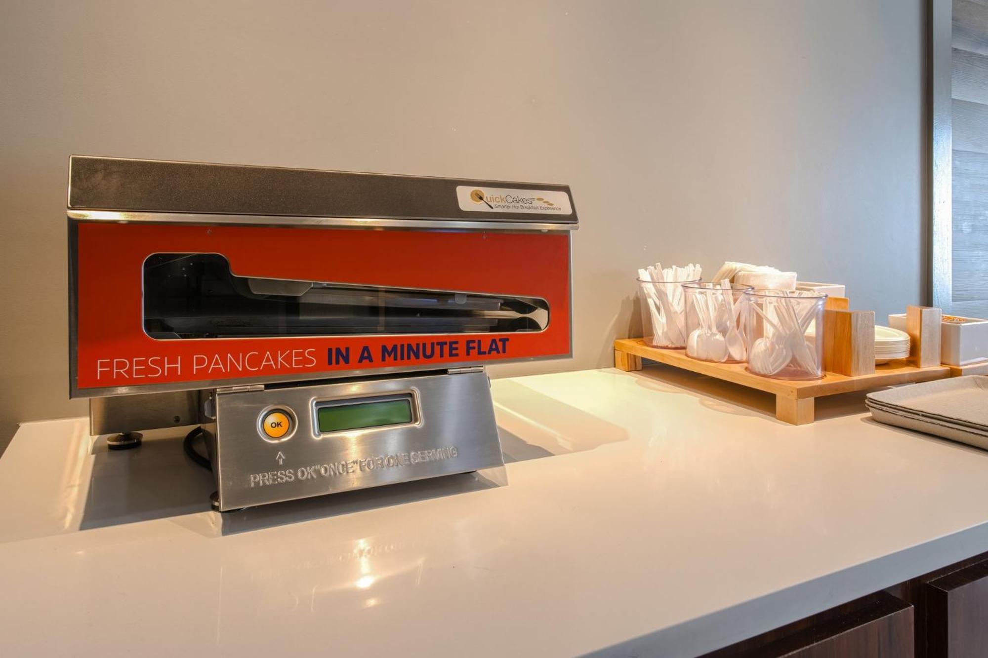 Holiday Inn Express Hartford-Newington By Ihg Экстерьер фото
